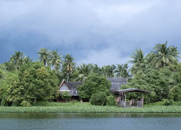 タイのモンスーンの間に川の家 — ストック写真