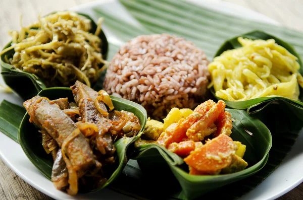 Curry vegetariano con arroz en bali indonesia — Foto de Stock