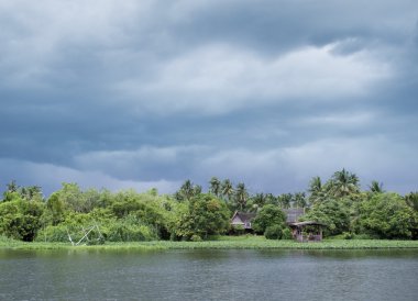 Tayland River house muson sırasında