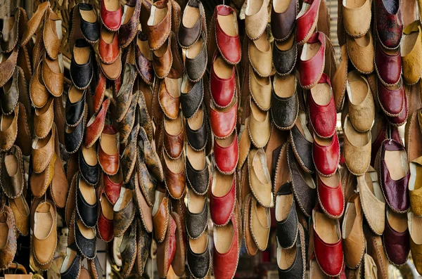 Tradiční pantofle v souk egyptské Káhiry — Stock fotografie