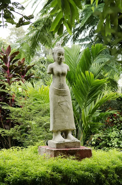 รูปปั้นพุทธในสวนพนมเปญ กัมพูชา — ภาพถ่ายสต็อก