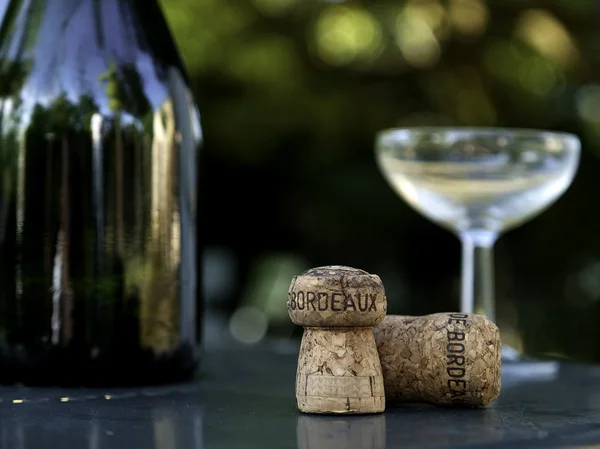 Botella de vino, vidrio y corcho en Burdeos Francia —  Fotos de Stock