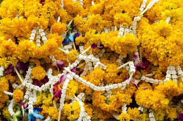 Подношение буддийских цветов в храме Таиланда — стоковое фото