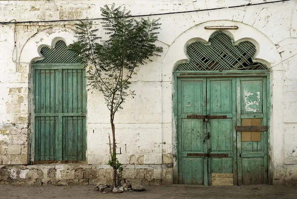 Drzwi w massawa Erytrei Osmańskiego wpływ — Zdjęcie stockowe