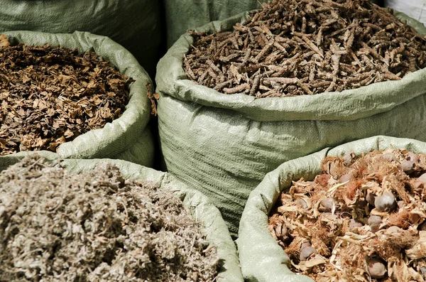 在越南市场的传统草药 — 图库照片