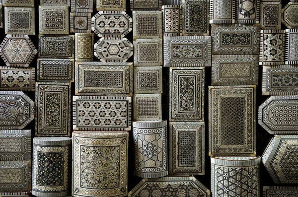 Boîtes de souvenirs décorées dans le marché aux souks cairo egypt — Photo