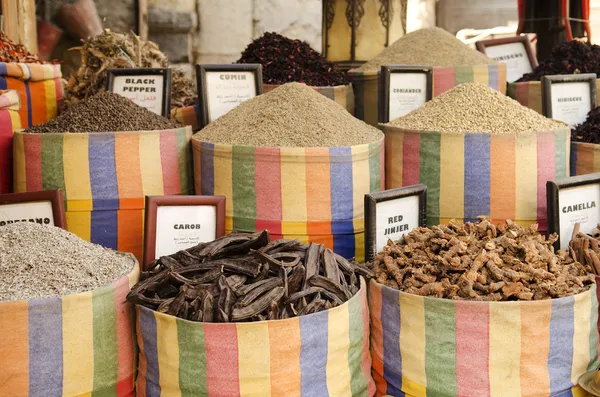 Épices dans le marché du Moyen-Orient cairo egypt — Photo