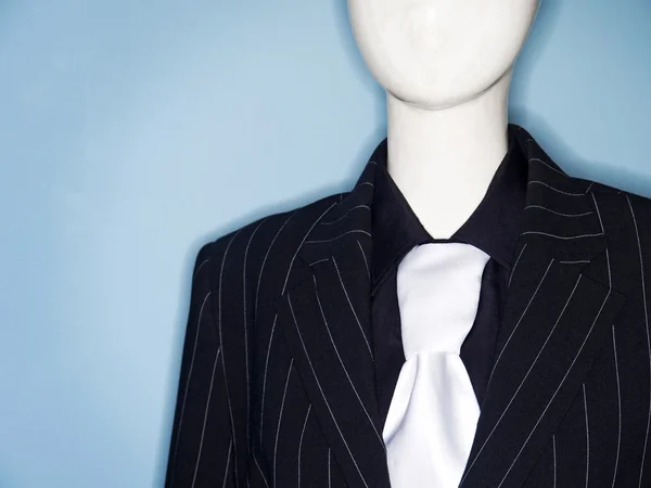 Modelo manequim sem rosto vestido em terno de negócios e gravata — Fotografia de Stock