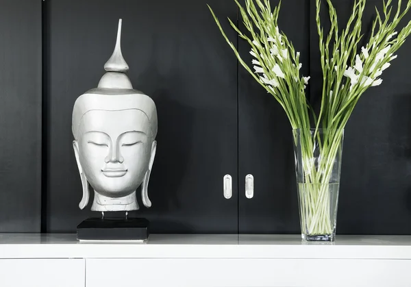 Detalii contemporane de design interior cu imagine buddha și flori — Fotografie, imagine de stoc