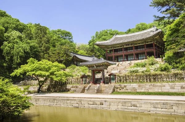 Palácové zahrady, které stavební seoul, Jižní korea — Stock fotografie