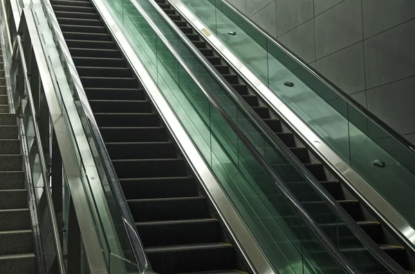 Moderne Rolltreppen aus Glas und Metall — Stockfoto