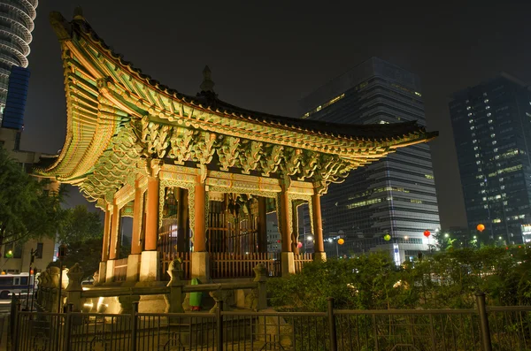 Temple in central seoul south korea at night — Stock Photo, Image