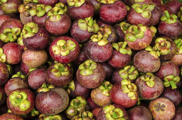 Mangostino frutas exóticas tropicales en el mercado —  Fotos de Stock