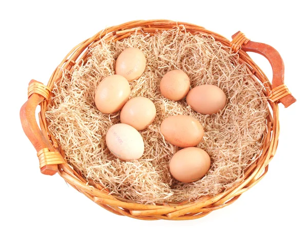 고리 버들 세공 바구니에 계란 — 스톡 사진