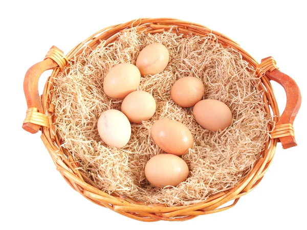 Αυγά σε ψάθινο καλάθι — Φωτογραφία Αρχείου