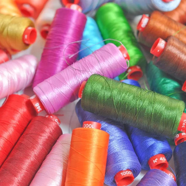 Hilo de alambre de costura de color — Foto de Stock
