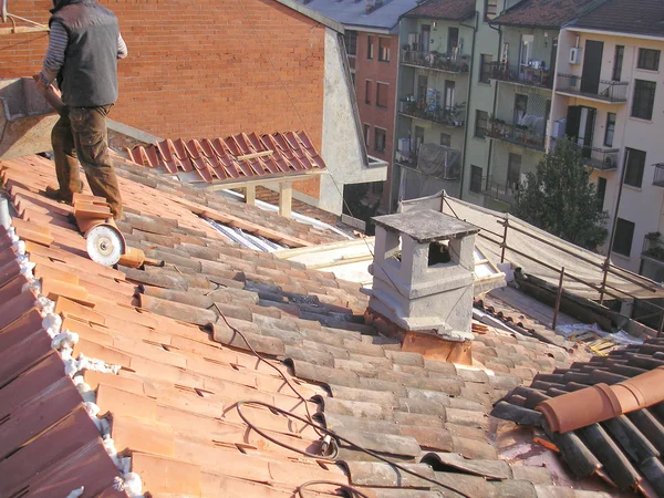 Крыша на строительной площадке — стоковое фото