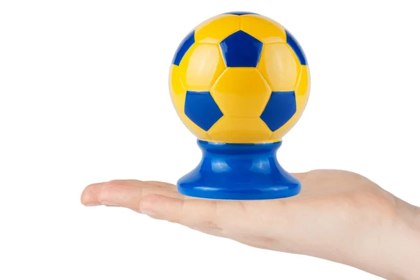 Рука держит футбольный мяч — стоковое фото
