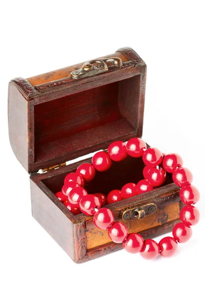 Otevřít hrudník s červený náhrdelník — Stock fotografie