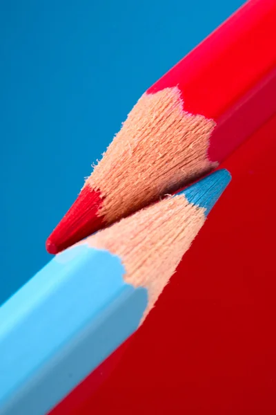 Rood en blauw potloden — Stockfoto