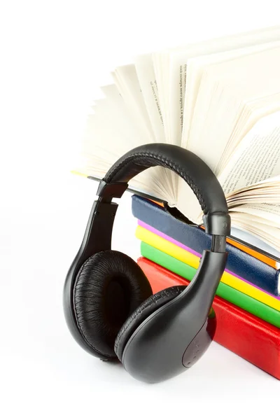 Πολλά βιβλία με ακουστικά — Φωτογραφία Αρχείου