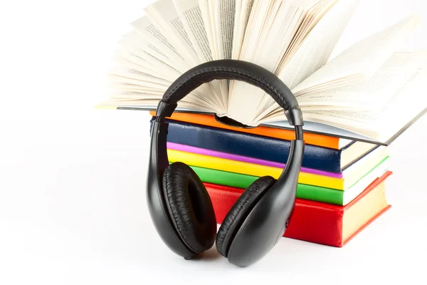 Πολλά βιβλία με ακουστικά — Φωτογραφία Αρχείου