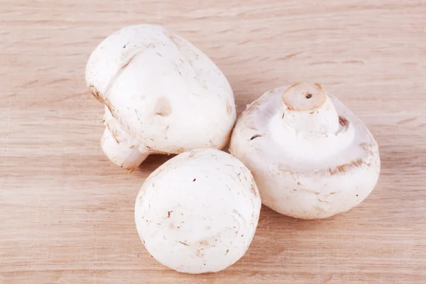 Verse champignons op het houten breadboard — Stockfoto