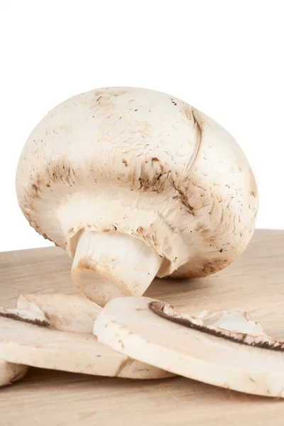 Verse champignons op het houten breadboard — Stockfoto