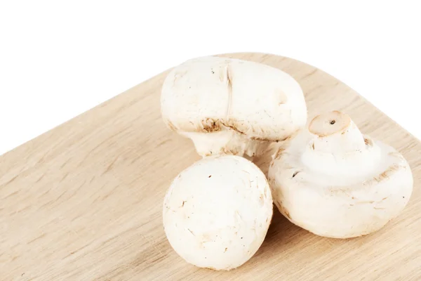 Свежие грибы на деревянной доске — стоковое фото