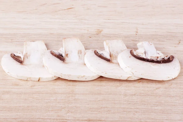 Funghi freschi sul tagliere di legno — Foto Stock