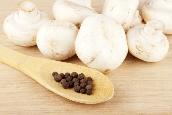 Cogumelos frescos com colher de pimenta — Fotografia de Stock