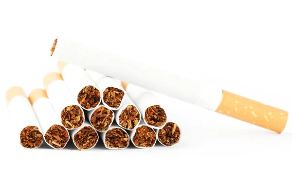 Стек цигарки на білому — стокове фото