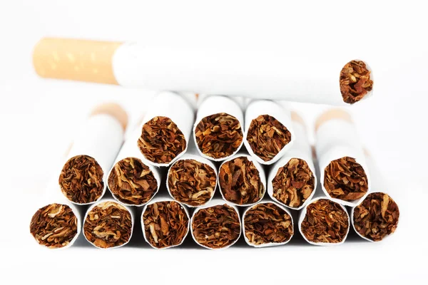 Stack av cigarett på vita — Stockfoto