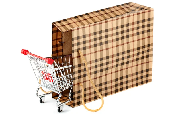 Nákupní vozík a papírový sáček — Stock fotografie