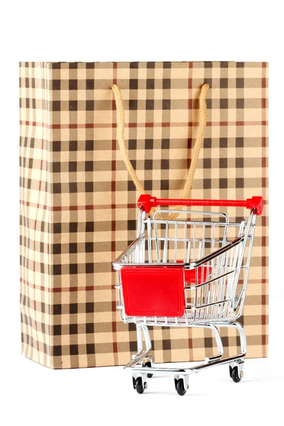 Nákupní vozík a papírový sáček — Stock fotografie