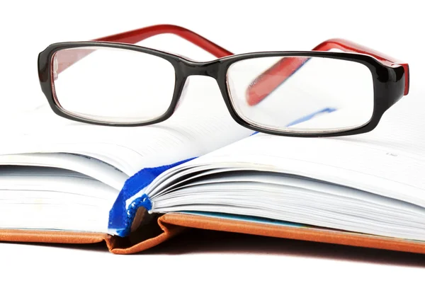 Livre ouvert avec lunettes — Photo