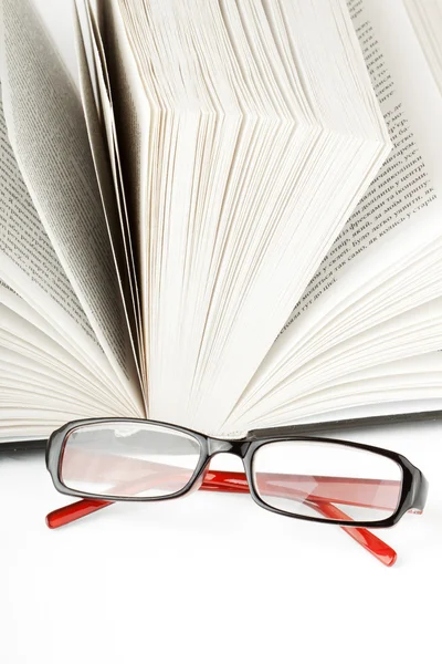 Libro aperto con occhiali da vista — Foto Stock