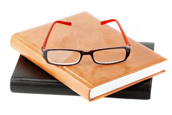 Bücher stapeln sich mit Brille — Stockfoto