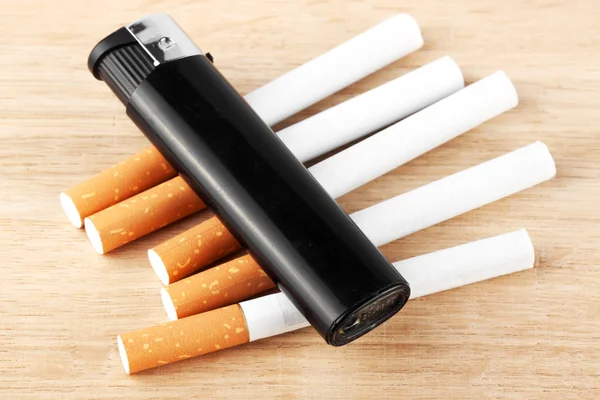 Pilha de cigarro com o isqueiro — Fotografia de Stock