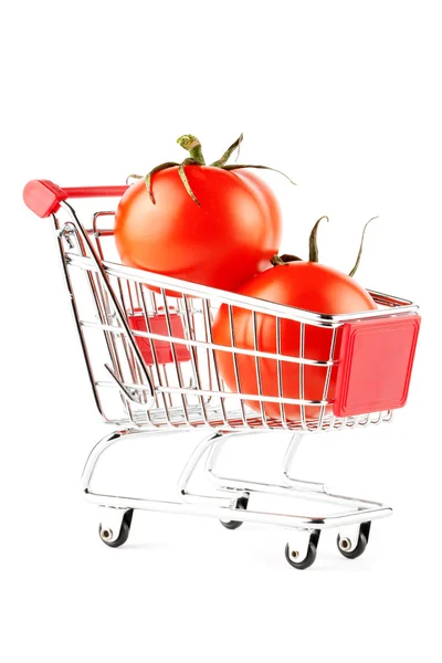 Alışveriş sepeti içinde mükemmel domates — Stok fotoğraf