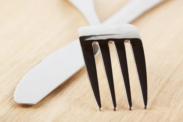 Cuchillo y tenedor en la madera —  Fotos de Stock