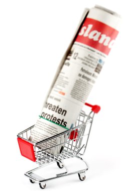 alışveriş sepeti ve gazete