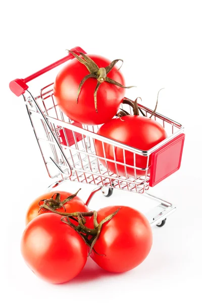 Alışveriş sepeti içinde mükemmel domates — Stok fotoğraf