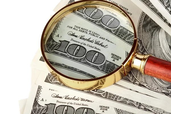 Hundra dollar bill under ett förstoringsglas — Stockfoto