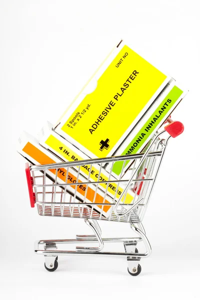 Carrinho de compras com kit de primeiros socorros — Fotografia de Stock