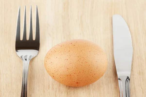 Jajko z widelec i nóż — Zdjęcie stockowe