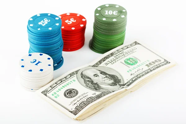 Casino fichas coloridas e dólares — Fotografia de Stock