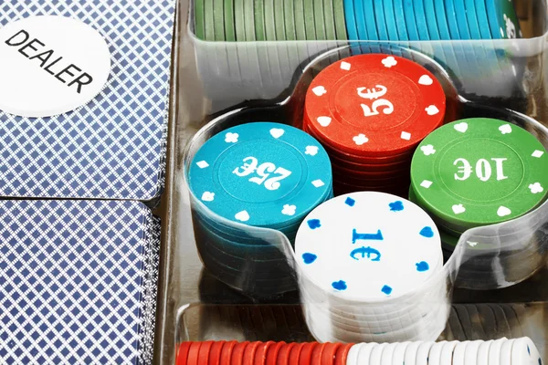 Jogo de cartas e fichas de poker — Fotografia de Stock
