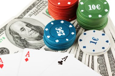 renkli Casino fişi ve dolar