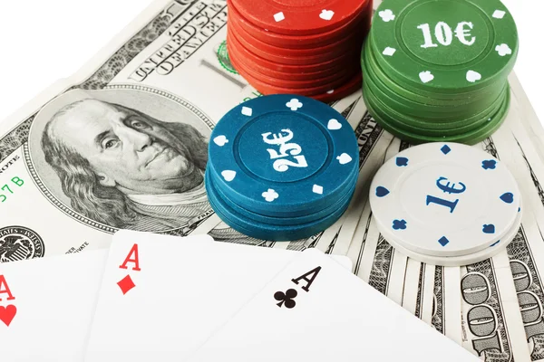Casino fichas coloridas e dólares — Fotografia de Stock